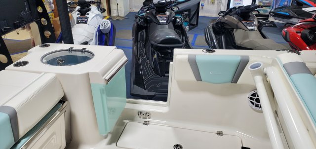 New 2025 Robalo R250 Power Boat for sale