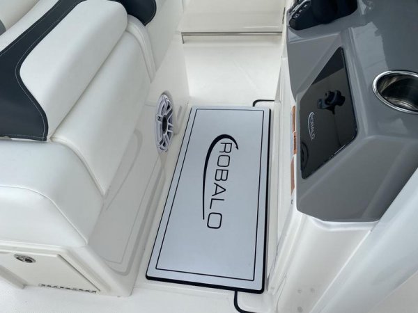 New 2024 Robalo Power Boat for sale
