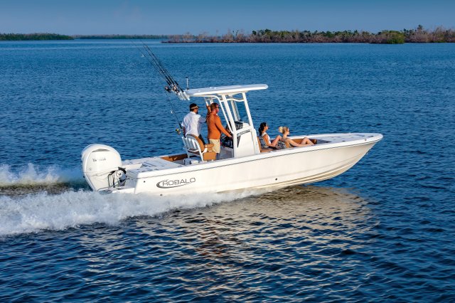 2025 R246 Cayman Running in Ocean Rear Starboard View