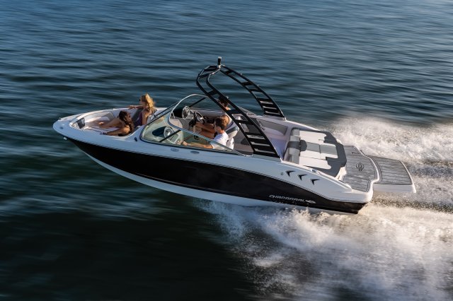 2025 21 SSi Cruising on Lake Port View