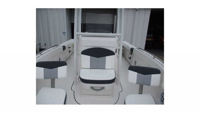 New 2025  powered Robalo Boat for sale